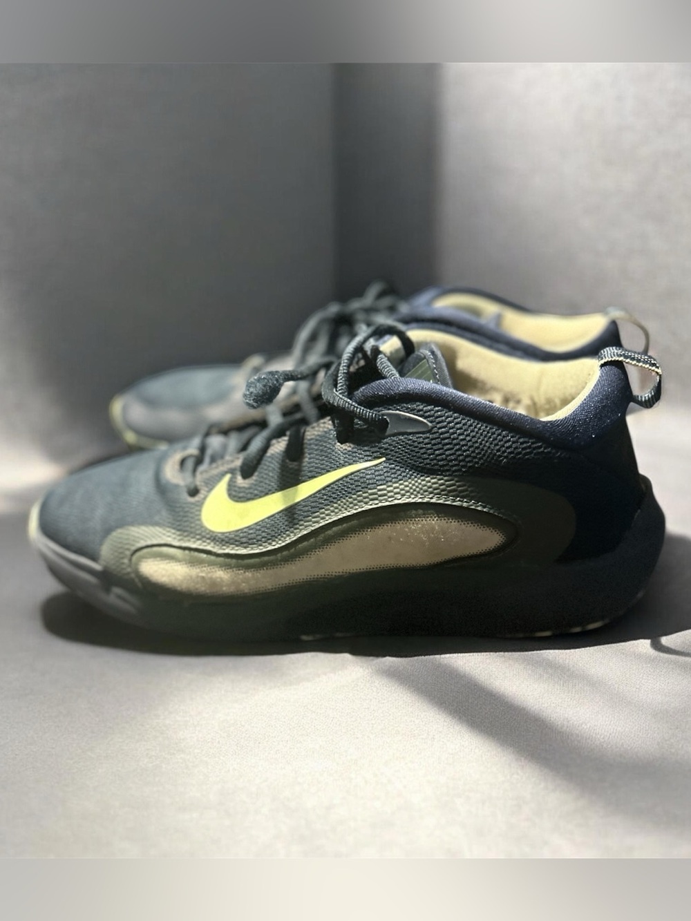 Nike IsoFly GS Youth Size 7Y Basketball Shoes Armory Navy Green Volt FN4384-401